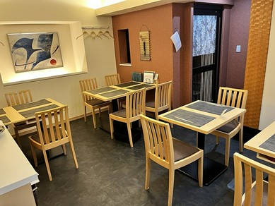 間接照明に包まれた和の空間が、心あたたまるひとときを約束