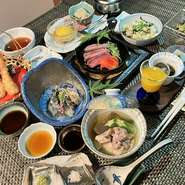 ※内容は当日の仕入れにより若干変わることがございます。
季節によりますので、いつも決まった内容では御座いませんので、ご了承下さいませ。