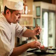 和の基本を忠実に守ってつくられた割烹を、普段使いのように気軽に楽しめる居心地のよい雰囲気。肩肘張らず、思い思いに過ごせるよう、細やかな心遣いでサポートしてくれます。