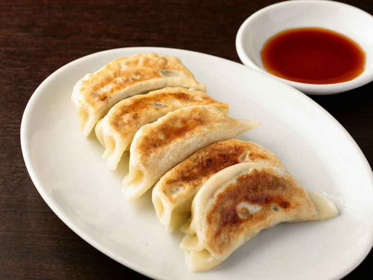 親の代から変わらぬ味と人気の『特製焼き餃子（5個）』