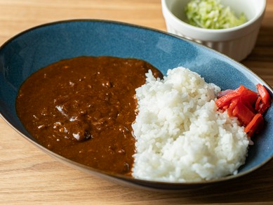 大辛の味がやみつきになるとリピーター多数!名店の味を再現した『そこそこ 牛すじカレー』