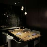 2名様～4名様までご利用頂けます。記念日や接待利用にお勧めのお席でございます。