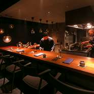 店内中央に設えられているのは、シェフが存分に腕を振るう広々としたオープンカウンター。音や香りなど臨場感を楽しめる人気席です。おいしさが架け橋となり、二人の会話も自然に弾むことでしょう。