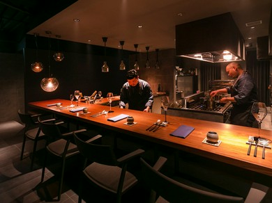 料理が完成されるライブ感を共有できるシェフズキッチン