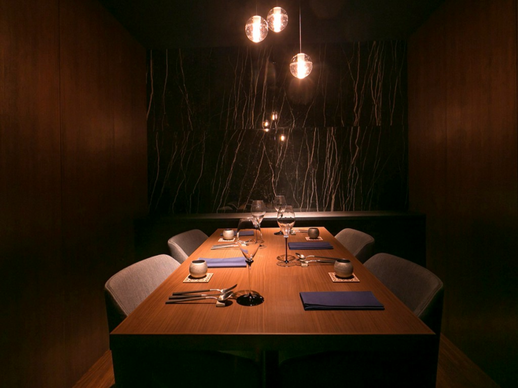 プレミアムな会食にふさわしい、シックな個室席