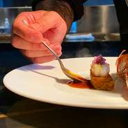 シェフの幅広い経験から生み出される世界各地の料理を
フュージョンさせた１品１品を是非ご堪能ください。