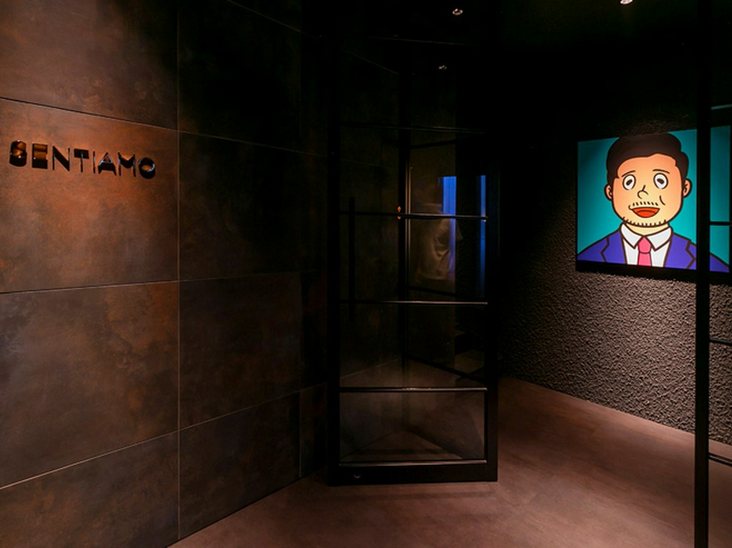 アーティストが手掛けた肖像画が出迎えるエントランス