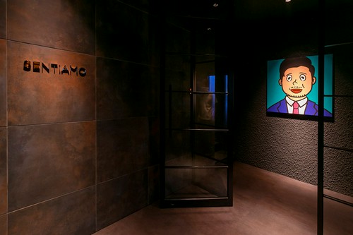 アーティストが手掛けた肖像画が出迎えるエントランス