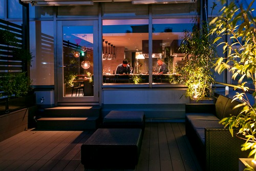 テラスからは、シェフが腕を振るう様子も眺められる