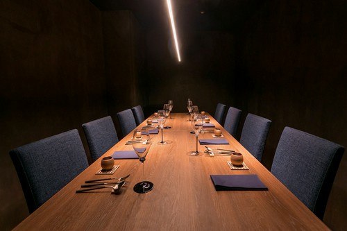 個室に使われているのは、贅沢な天然無垢の一枚板のテーブル