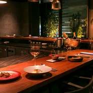 デートやプロポーズ、結婚式の二次会など特別な日の食事場所としてふさわしいレストラン。席は広めに設えられているので、隣席を気にすることなく、大切な人と一緒にゆったりとした時間を過ごせます。