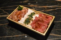 黒毛和牛すき焼き、低温調理大山鶏、イベリコ豚の炭火生姜焼き、胡瓜の美味しいピクルス