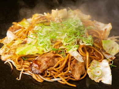 もちもちでツルッとした太麺が魅力『王道！濃いソース焼そば』