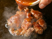 粉もんだけでなく、鉄板焼きメニューも充実。分厚い鉄板を使用すれば、お肉も柔らかに焼きあがります。今日は肉もガッツリ食べたいな、という日にオススメです。
