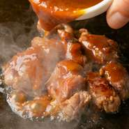 粉もんだけでなく、鉄板焼きメニューも充実。分厚い鉄板を使用すれば、お肉も柔らかに焼きあがります。今日は肉もガッツリ食べたいな、という日にオススメです。