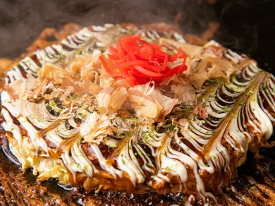 厚さ30mmの鉄板だからできるふわふわ食感『自慢の豚玉』