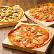 定番の『マルゲリータ』や季節毎に具材が変化する『ミックスピザ』を中心に、焼きたて熱々が並びます。薄めに仕上げているので、他の料理と一緒にたくさん食べられるのもうれしいところです。