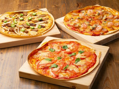 焼きたて熱々が大好評な『ピザ』は、他の料理と一緒にたくさん食べられるよう薄めに焼き上げているのだそう