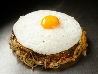 ふわふわの山芋と、とろとろの卵黄。好みのお好み焼きとの組み合わせ『とろろの月見』