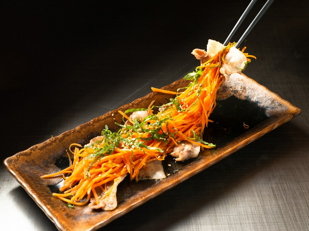 素材の旨さを引き出した豚肉と新鮮なにんじんのポン酢掛け。酒のつまみにたまらない『にんじん豚ポン』