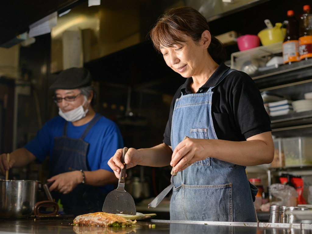 妻である絹恵氏と二人三脚