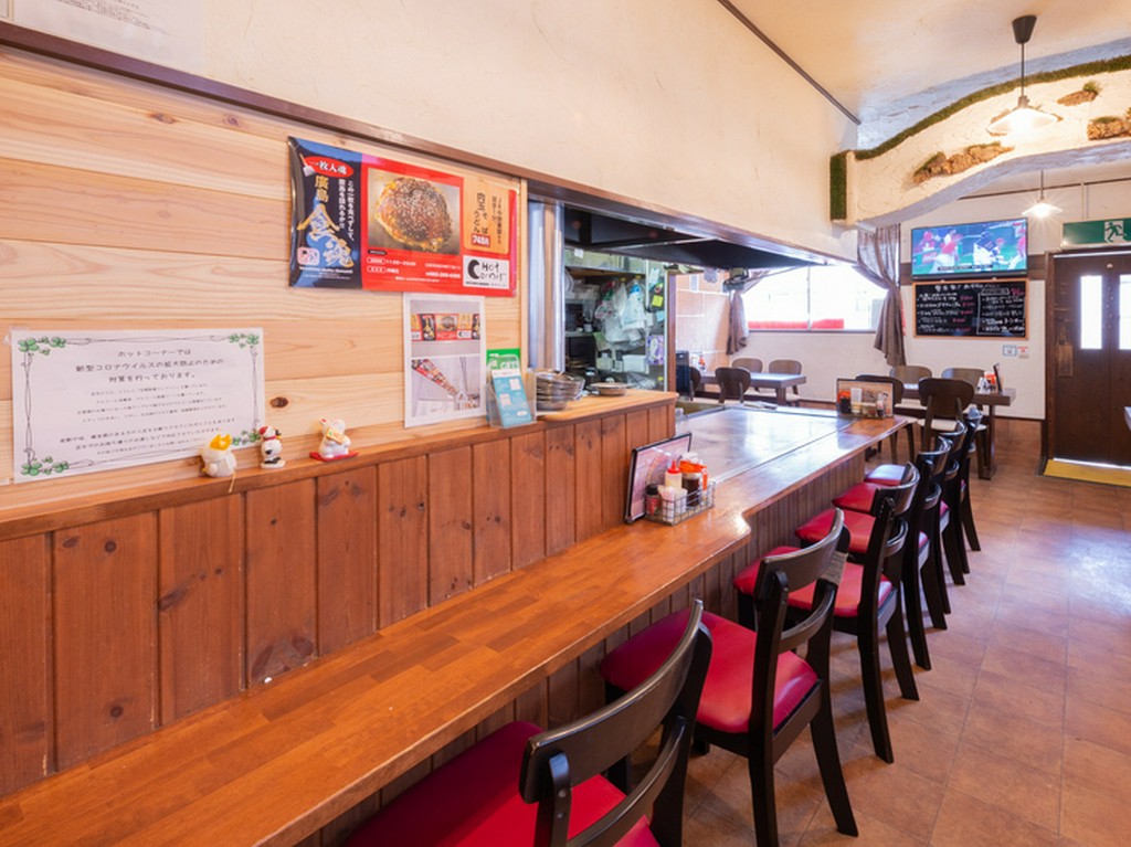 お1人さまはカウンター。落ち着いた雰囲気のプライベート空間