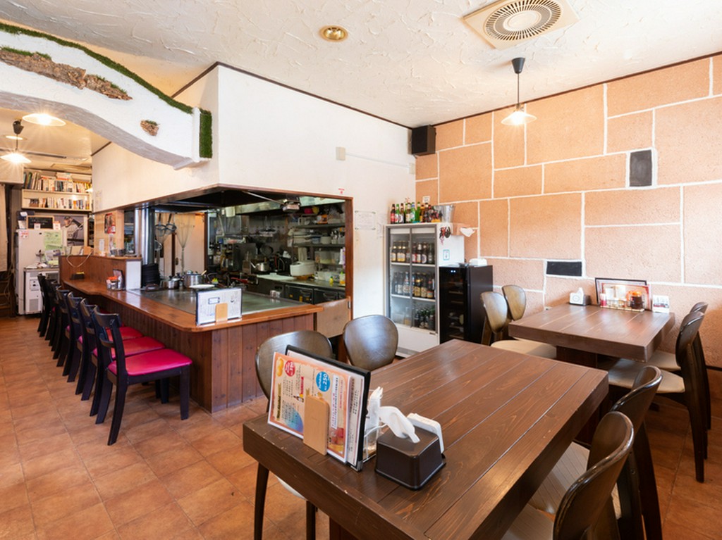 店内は明るく温もりがあり、まるでカフェのような空間