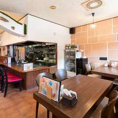 店内は明るく温もりがあり、まるでカフェのような空間
