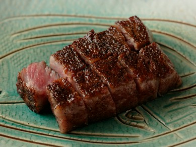 肉の甘み・脂の旨みを堪能できる、ぜひ食べておきたい一皿『近江牛サーロイン』