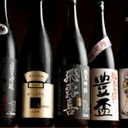 サクッと香ばしく揚がった天麩羅に合う、美味しい日本酒が勢揃い。華やかな風味から、どっしり濃厚な酒まで、幅広い味わいが集い、銘柄入れ替わりが多いので、新しいお酒との出会いも楽しみ！　季節酒も続々登場。