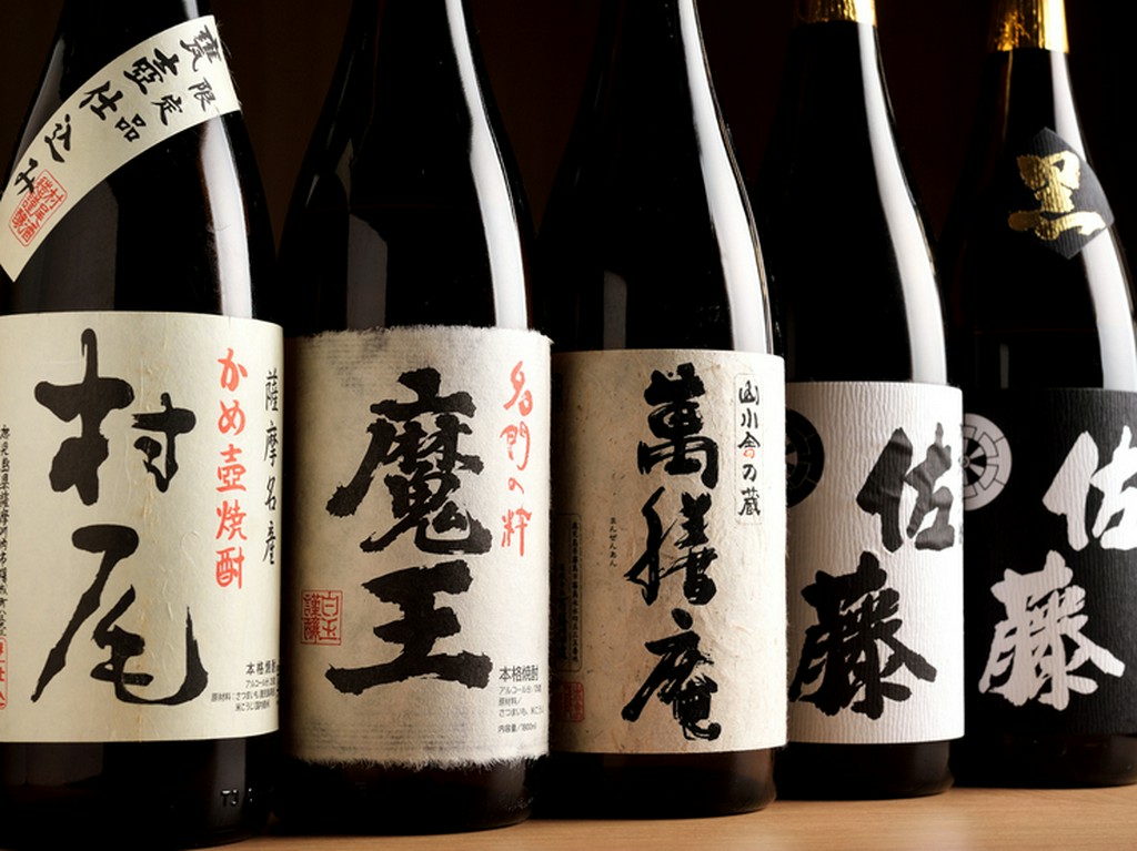 本格焼酎がずらりと揃い、お好みに応じた旨い一杯を提供