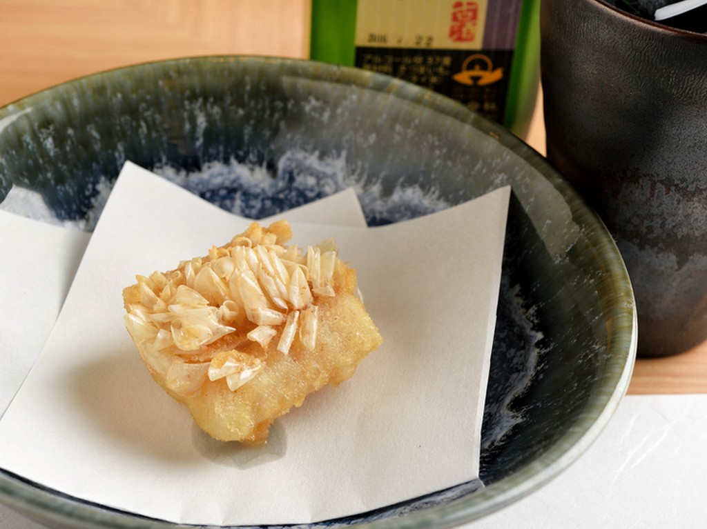 上品な旨みと食感の楽しさがクセになる『甘鯛のうろこ揚げ』
