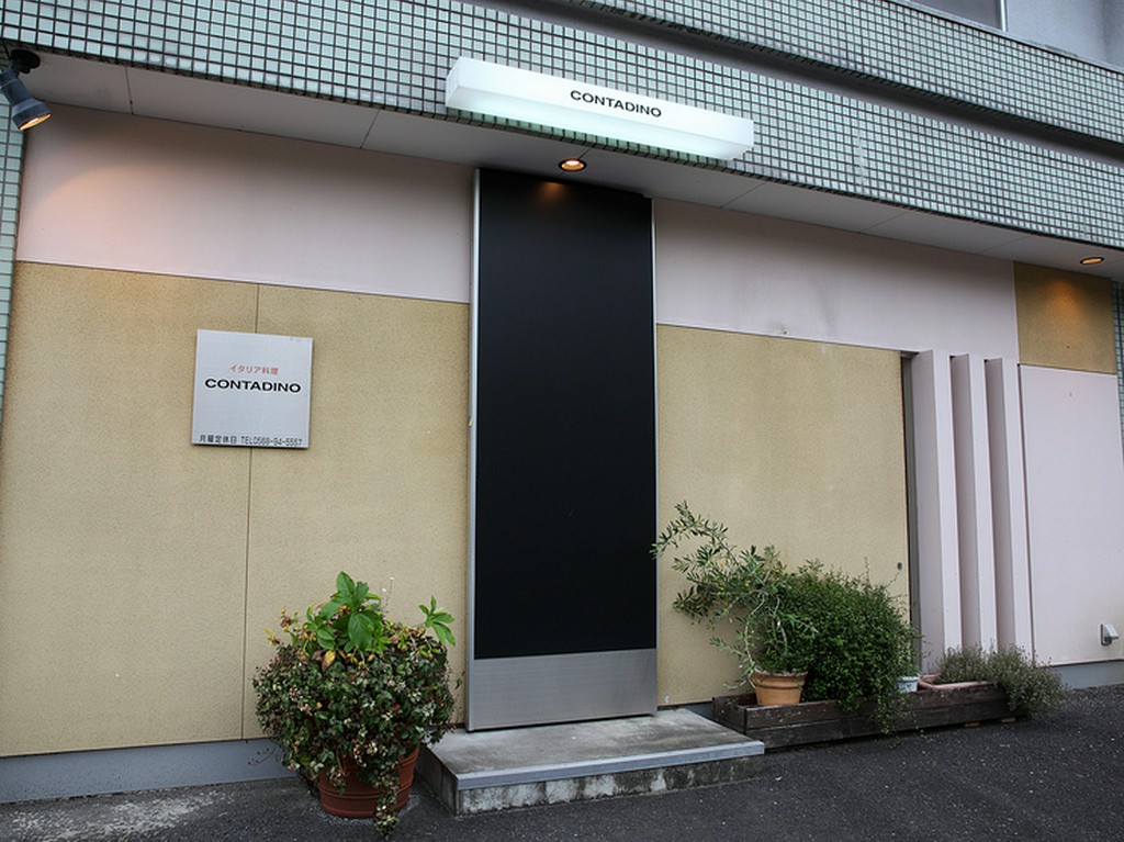 大通りから一本入った場所にある隠れ家的レストラン