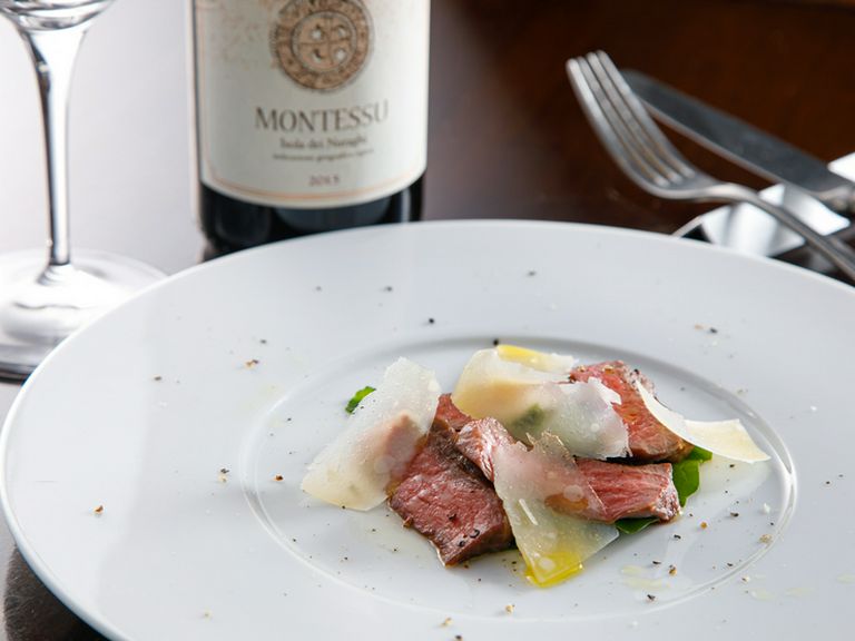 シェフズスペシャリテの一つ『肉料理(一例※飛騨牛もも肉のパルミジャーノ・レッジャーノ添え)』