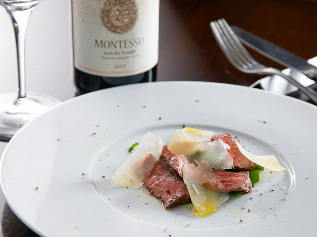 シェフズスペシャリテの一つ『肉料理（一例※飛騨牛もも肉のパルミジャーノ・レッジャーノ添え）』