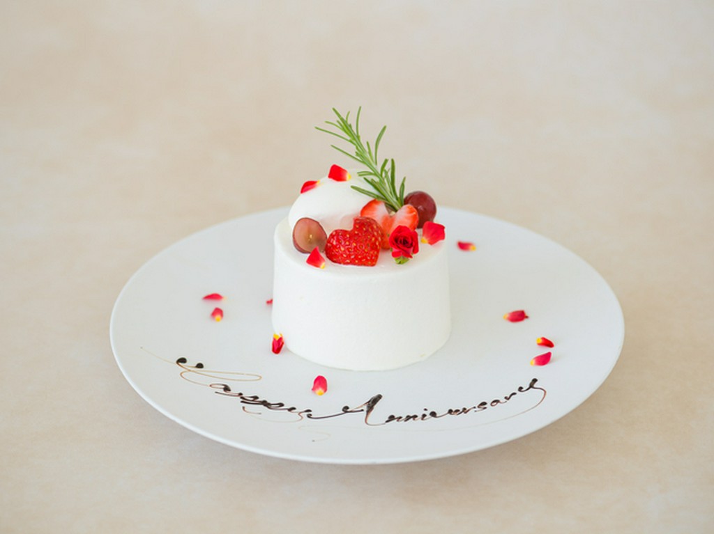 旬の食材を使用したディナーコースにメッセージ入りケーキが付いたプランをご用意いたしました。