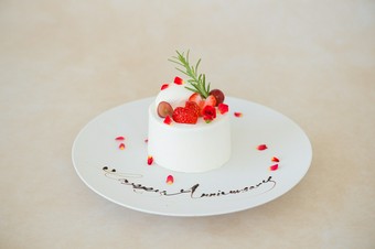 旬の食材を使用したディナーコースにメッセージ入りケーキが付いたプランをご用意いたしました。