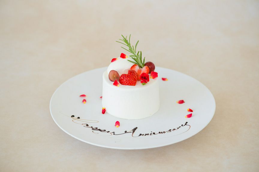 旬の食材を使用したディナーコースにメッセージ入りケーキが付いたプランをご用意いたしました。