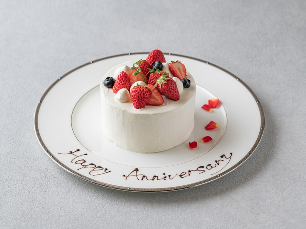 旬の食材を使用したディナーコースにメッセージ入りケーキが付いたプランをご用意いたしました。