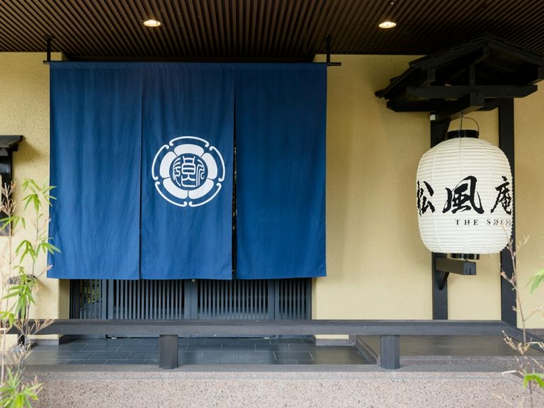 ランチコース&天然温泉で日帰り旅行をお楽しみいただく特別プランです。ドリンク一杯付き。