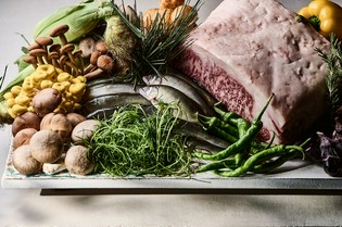 飛騨牛、活鮑、活オマール海老などで最高の贅沢を提供