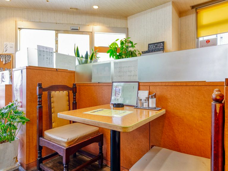 一人でゆっくりお酒と煙草と食事を楽しみたい時に、ぜひ