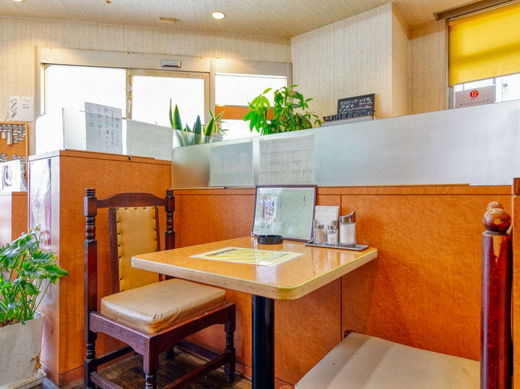 一人でゆっくりお酒と煙草と食事を楽しみたい時に、ぜひ