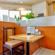 午後5時からは、お酒とおつまみがセットになった『ほろ良いセット』をご用意。仕事帰りに小腹を満たしてから帰りませんか？　もちろん、定食料理とビールでガッツリ食事を楽しむのもオススメです。