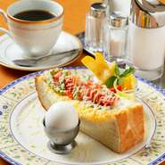 出勤前の朝食にも、遅めの朝食にも利用できます。トーストであればドリンク代だけでサービスしてもらえるので、とってもリーズナブル！　画像は『日替わりモーニング』のため、飲物代＋130円となります。