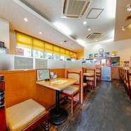 明るい雰囲気の店内では、朝はモーニングを、昼はランチを、午後には甘いものを、夜にはお酒と夕食を…。懐かしい雰囲気に惹かれるように、一日の流れに合わせてさまざまな人たちが訪れています。
