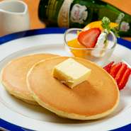 溶けたバターの上からメープルシロップをたっぷりかけていただきます。甘さ控えめなので、年配の方や男性からの注文も多いとか。疲れた身体を優しく癒してくれるおいしさです。