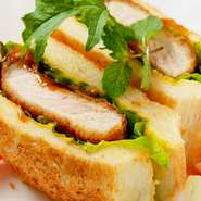 肉厚のカツを使用しているので、ボリュームも満点。パンにカラシを塗ることでソースの甘みをピリッと引き締め、良いアクセントになっています。小麦薫る、トーストの香ばしさもGOOD！