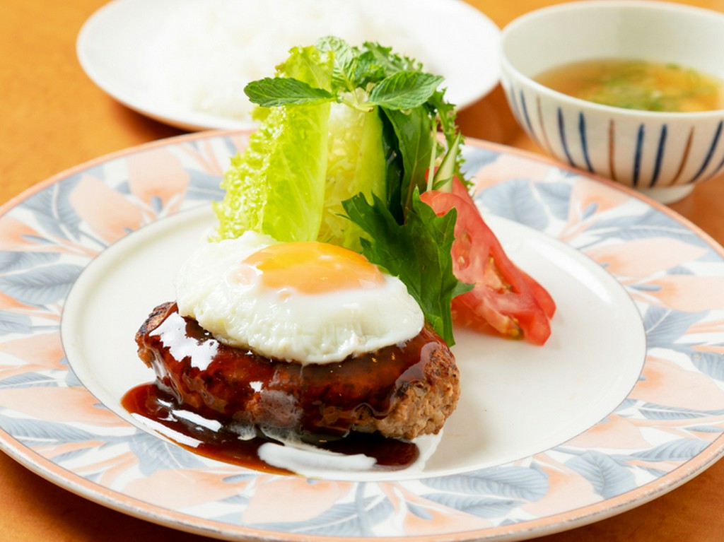 ジューシーな肉汁が溢れ出す『オリジナルデミグラスソースのハンバーグ定食』