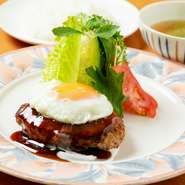 手ごねハンバーグにトッピングされた、半熟の目玉焼きに食欲をそそられる一品。トロトロの黄身と自家製デミグラスソースを、ハンバーグにたっぷり絡めながらいただきます。